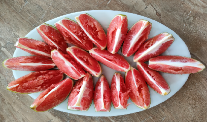 Nông dân Tiền Giang đốn bỏ cây nhàu do không có đầu ra